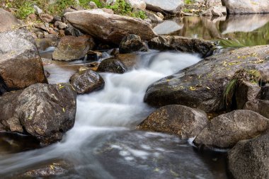 Sierra de Guadarrama 'daki vahşi su akıntısı, Madrid, İspanya