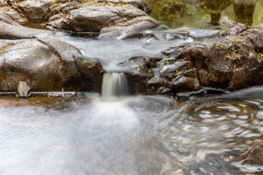 Sierra de Guadarrama 'daki vahşi su akıntısı, Madrid, İspanya