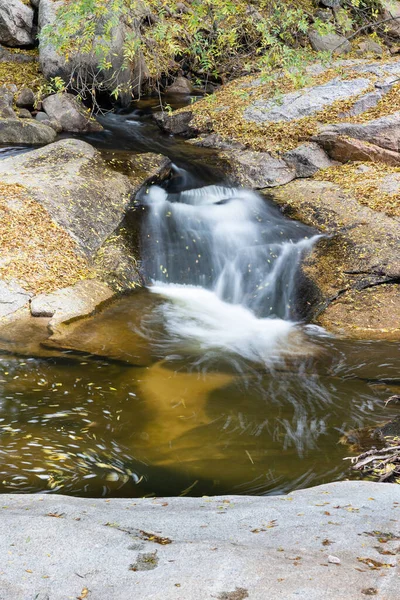 西班牙马德里瓜德拉马山脉的野生水流 — 图库照片
