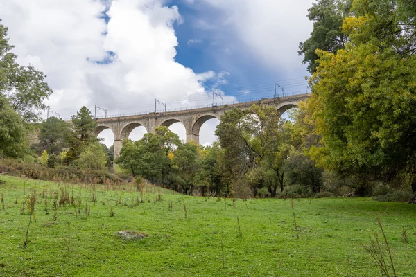 マドリードのシエラ グアダラマにあるコフィオ川を渡る鉄道橋 — ストック写真