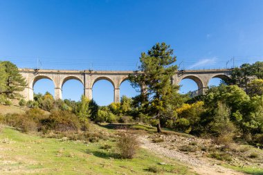 Madrid, Sierra de Guadarrama 'daki Cofio Nehri' ni geçen demiryolu köprüsü.