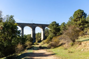 Madrid, Sierra de Guadarrama 'daki Cofio Nehri' ni geçen demiryolu köprüsü.