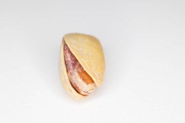 Fıstıklar beyaz arka planda yemeye hazır.