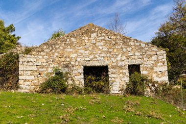 Madrid, İspanya 'daki Guadarrama dağlarındaki Cofio nehrindeki su değirmenlerinin kalıntıları.
