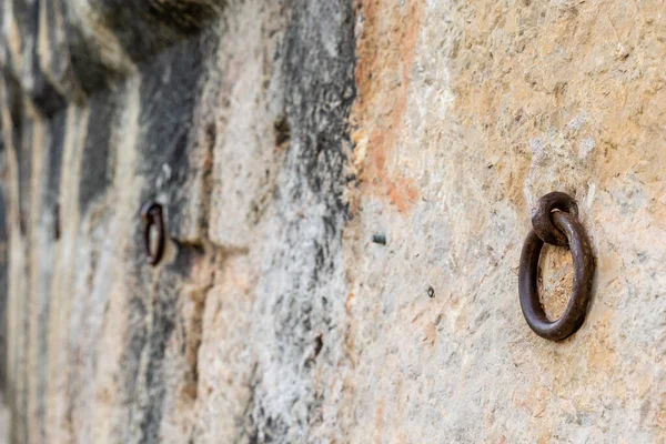 แหวนโลหะบนผน งแนวต งในพ ของมาดร ยกว Ponton Oliva — ภาพถ่ายสต็อก