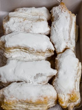 Toplar, tipik ev yapımı tereyağı, bal, un ve diğer malzemeler.