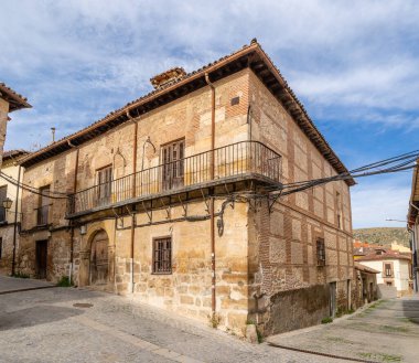 Madrid, İspanya - 29 Ekim 2022: Madrid, İspanya 'daki Ortaçağ şehri Torrelaguna' nın tarihi binaları