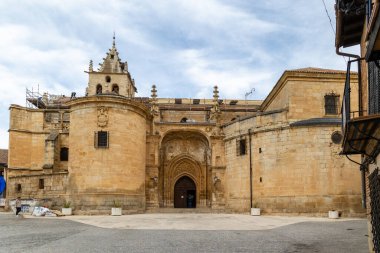 Madrid, İspanya - 29 Ekim 2022: Madrid, İspanya 'daki Ortaçağ şehri Torrelaguna' nın tarihi binaları