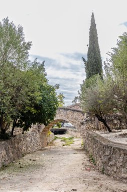 Madrid, İspanya - 29 Ekim 2022: Madrid, İspanya 'daki Ortaçağ şehri Torrelaguna' nın tarihi binaları