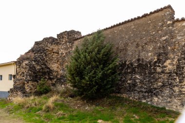 Madrid, İspanya - 29 Ekim 2022: Madrid, İspanya 'daki Ortaçağ şehri Torrelaguna' nın tarihi binaları