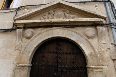 Madrid, İspanya - 29 Ekim 2022: Madrid, İspanya 'daki ortaçağ şehri Torrelaguna' nın tarihi merkezinin eski kapısı