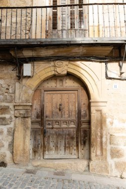 Madrid, İspanya - 29 Ekim 2022: Madrid, İspanya 'daki ortaçağ şehri Torrelaguna' nın tarihi merkezinin eski kapısı