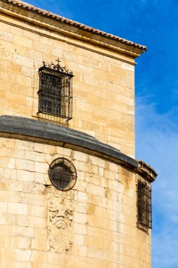 Madrid, İspanya - 29 Ekim 2022: İspanya 'nın Madrid kentindeki Torrelaguna kentinin tarihi merkezi Aziz Mary Magdalene Kilisesi