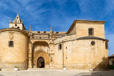 Madrid, İspanya - 29 Ekim 2022: İspanya 'nın Madrid kentindeki Torrelaguna kentinin tarihi merkezi Aziz Mary Magdalene Kilisesi