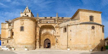 Madrid, İspanya - 29 Ekim 2022: İspanya 'nın Madrid kentindeki Torrelaguna kentinin tarihi merkezi Aziz Mary Magdalene Kilisesi