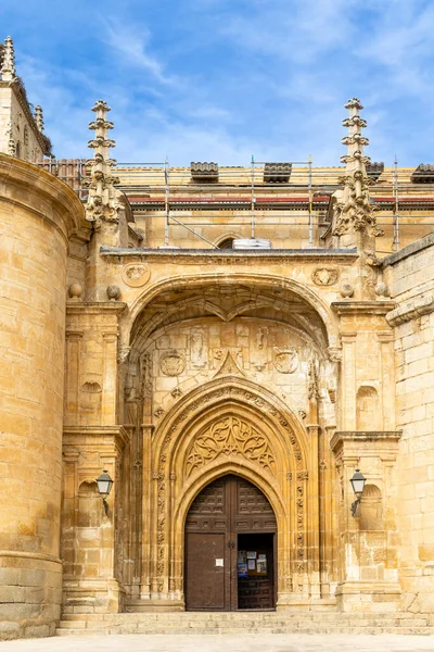 スペイン マドリード 2022年10月29日 スペイン マドリードの中世都市トレラグナの歴史的中心部にある聖マリア マグダレン教会 — ストック写真