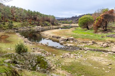 Avila 'daki Becedas Nehri' ndeki baraj. İspanya