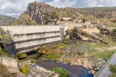 Madrid bölgesi Ponton de la Oliva olarak bilinir. 1880 'den beri kullanılmayan ve terk edilmiş bir su deposu vardır.