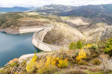 Madrid 'de El Atazar adı verilen su deposunun görüntüsü kuraklık ve iklim değişikliği nedeniyle çok düşük su seviyesiyle