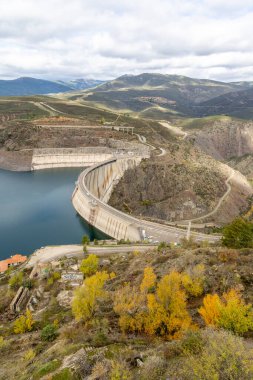 Madrid 'de El Atazar adı verilen su deposunun görüntüsü kuraklık ve iklim değişikliği nedeniyle çok düşük su seviyesiyle