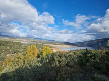 Madrid 'de El Atazar adı verilen rezervuarın üzerinde uçan itfaiye uçağı kuraklık ve iklim değişikliği nedeniyle su seviyesi çok düşük.