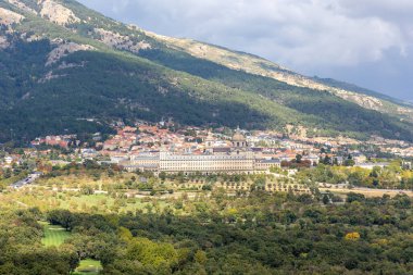 Yeşil Haç Limanı 'ndan San Lorenzo de El Escorial Kraliyet Koltuğu manzarası