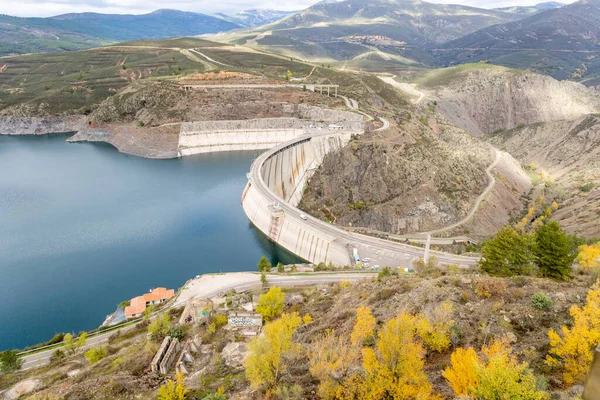 Madrid 'de El Atazar adı verilen su deposunun görüntüsü kuraklık ve iklim değişikliği nedeniyle çok düşük su seviyesiyle