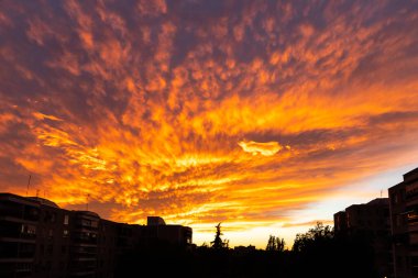 İspanya, Madrid 'in Carabanchel mahallesinde şafak söküyor.