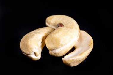 Siyah arkaplanda çiğ kaju fıstığı