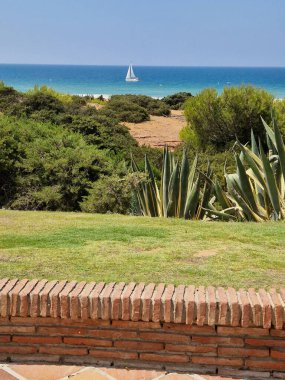 Sancti Petri, Cadiz, İspanya 'daki La Barrosa plajına erişim sağlayan kum tepeleri.