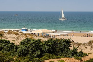 Sancti Petri, Cadiz, İspanya 'daki La Barrosa plajına erişim sağlayan kum tepeleri.