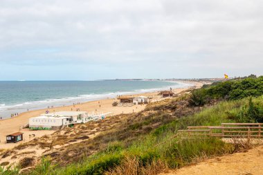 Sancti Petri, Cadiz, İspanya 'daki La Barrosa plajına erişim sağlayan kum tepeleri.