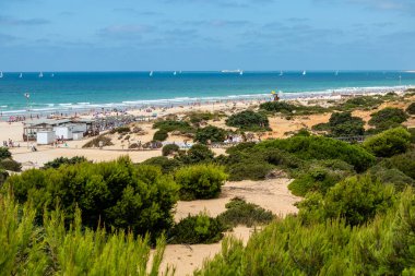 Sancti Petri, Cadiz, İspanya 'daki La Barrosa plajına erişim sağlayan kum tepeleri.