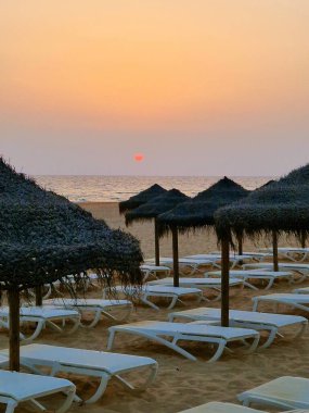 La Barrosa plajı, sular çekildiğinde, Sancti Petri, Chiclana de la Frontera, Cadiz, İspanya