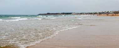 La Barrosa plajı, sular çekildiğinde, Sancti Petri, Chiclana de la Frontera, Cadiz, İspanya