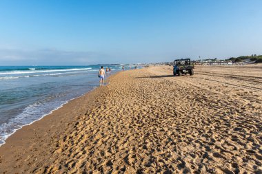 La Barrosa plajı, sular çekildiğinde, Sancti Petri, Chiclana de la Frontera, Cadiz, İspanya