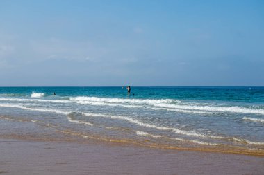 La Barrosa plajı, sular çekildiğinde, Sancti Petri, Chiclana de la Frontera, Cadiz, İspanya