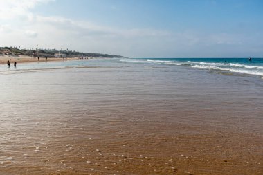 La Barrosa plajı, sular çekildiğinde, Sancti Petri, Chiclana de la Frontera, Cadiz, İspanya