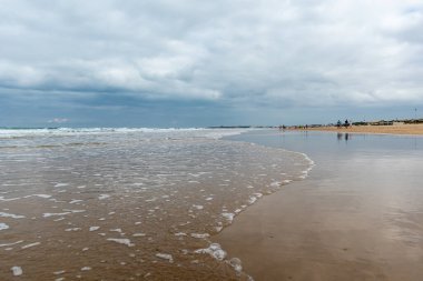 La Barrosa plajı, sular çekildiğinde, Sancti Petri, Chiclana de la Frontera, Cadiz, İspanya