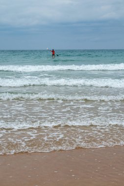 La Barrosa plajı, sular çekildiğinde, Sancti Petri, Chiclana de la Frontera, Cadiz, İspanya