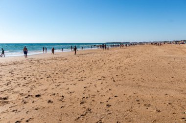La Barrosa plajı, sular çekildiğinde, Sancti Petri, Chiclana de la Frontera, Cadiz, İspanya