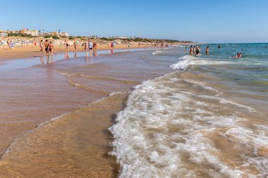 La Barrosa plajı, sular çekildiğinde, Sancti Petri, Chiclana de la Frontera, Cadiz, İspanya