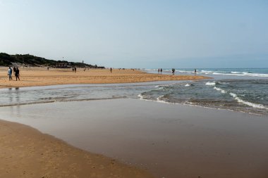 La Barrosa plajı, sular çekildiğinde, Sancti Petri, Chiclana de la Frontera, Cadiz, İspanya