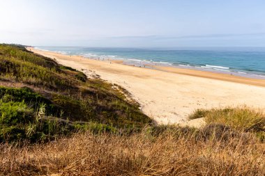 La Barrosa plajı, sular çekildiğinde, Sancti Petri, Chiclana de la Frontera, Cadiz, İspanya
