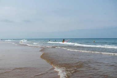 La Barrosa plajı, sular çekildiğinde, Sancti Petri, Chiclana de la Frontera, Cadiz, İspanya
