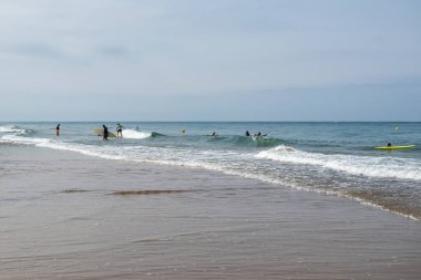 La Barrosa plajı, sular çekildiğinde, Sancti Petri, Chiclana de la Frontera, Cadiz, İspanya