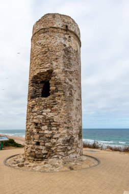 İspanya 'nın Cadiz kentindeki Torre del Puerco adlı manzaranın tepesinden La Barrosa plajının manzarası