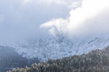 Madrid 'deki Sierra de Guadarrama' da ilk kar yağışı ile hafif karlı bir manzara.