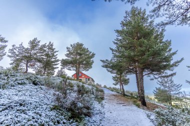 Madrid 'deki Sierra de Guadarrama' da ilk kar yağışı ile hafif karlı bir manzara.