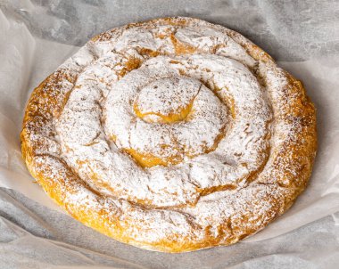 İspanya, Mallorca 'dan tipik bir tatlı. Un, yumurta, tereyağı, şeker ve melek saçlı çeşitliliğe dayalı ensaimada deniyor.